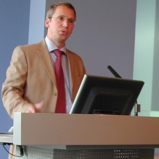 Michael Reichenbach am Stehpult während eines Vortrages